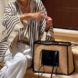 Srajca s črtastim vzorcem izpopolnjenega sloga