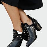 Čevlji z bodicami in debelim peto