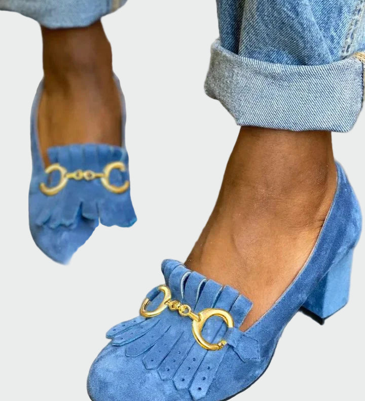 Čevlji z detajli frufru in zlatim sponko