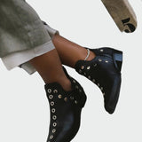 Čevlji z bodicami in koničastim nosom