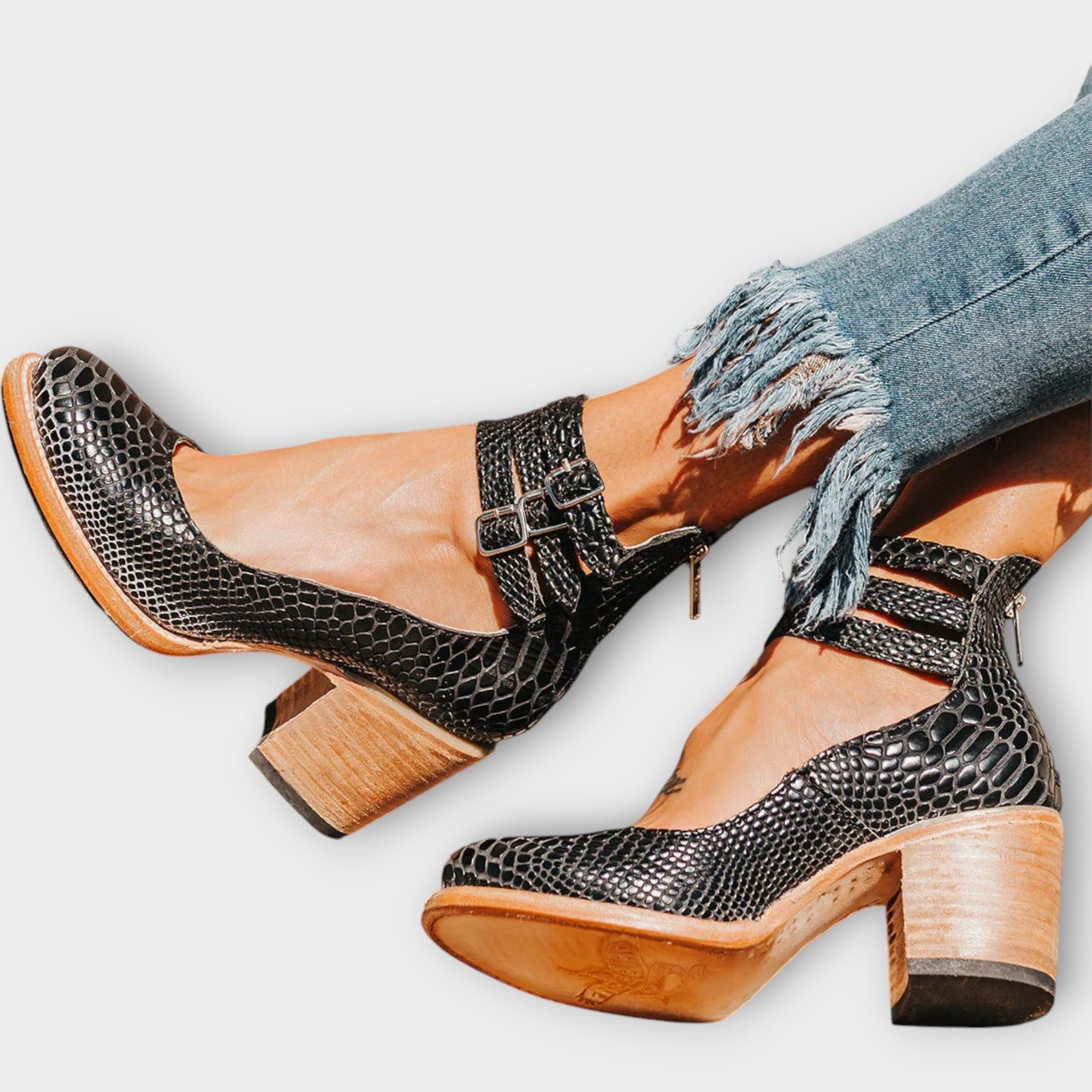 Čevlji z več trakovi in široko peto