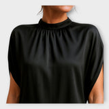 Elegantna mini obleka s brezčasnim značajem