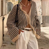 Srajca s črtastim vzorcem izpopolnjenega sloga