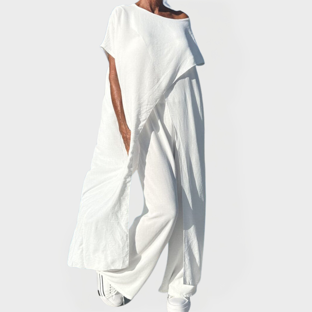 Komplet z vrhom in hlačami v enobarvni odtenek z dekoltejem