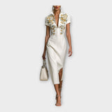 Obleka z izpopolnjenimi vezenimi podrobnostmi