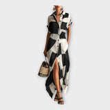 Elegantna dolga obleka z modernim dizajnom in brezčasno eleganco