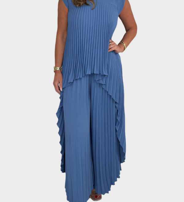 Komplet s plisirano majico s kratkimi rokavi in asimetrično midi dolžino, hlače s širokimi hlačnicami in elastičnim pasom