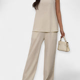 Udobna komplet z brezrokavnikom in širokimi hlačami