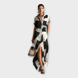 Elegantna dolga obleka z modernim dizajnom in brezčasno eleganco