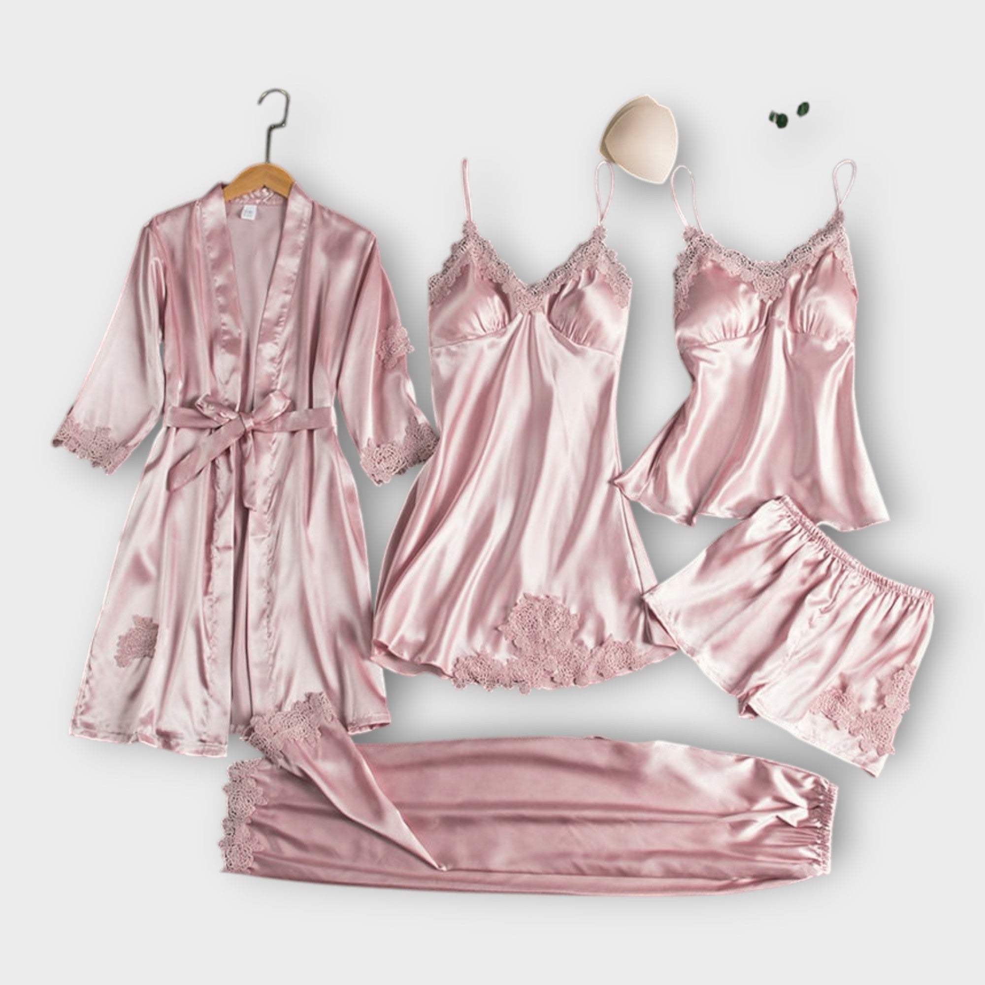 Saten Nahrbtnik in Roba z Izraženo Estetiko