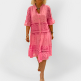 Čipkasta obleka z rokavi in sprednjimi gumbi