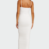 Bela obleka z zračnostjo in preprostostjo