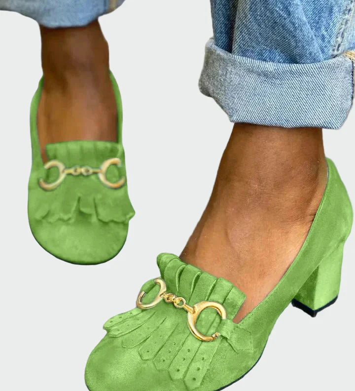 Čevlji z detajli frufru in zlatim sponko