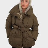 Maja - Kratka puffer jakna z pasom