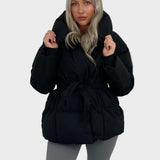 Maja - Kratka puffer jakna z pasom