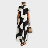 Elegantna dolga obleka z modernim dizajnom in brezčasno eleganco