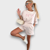 Črtast komplet bluze in kratkih hlač z motivom