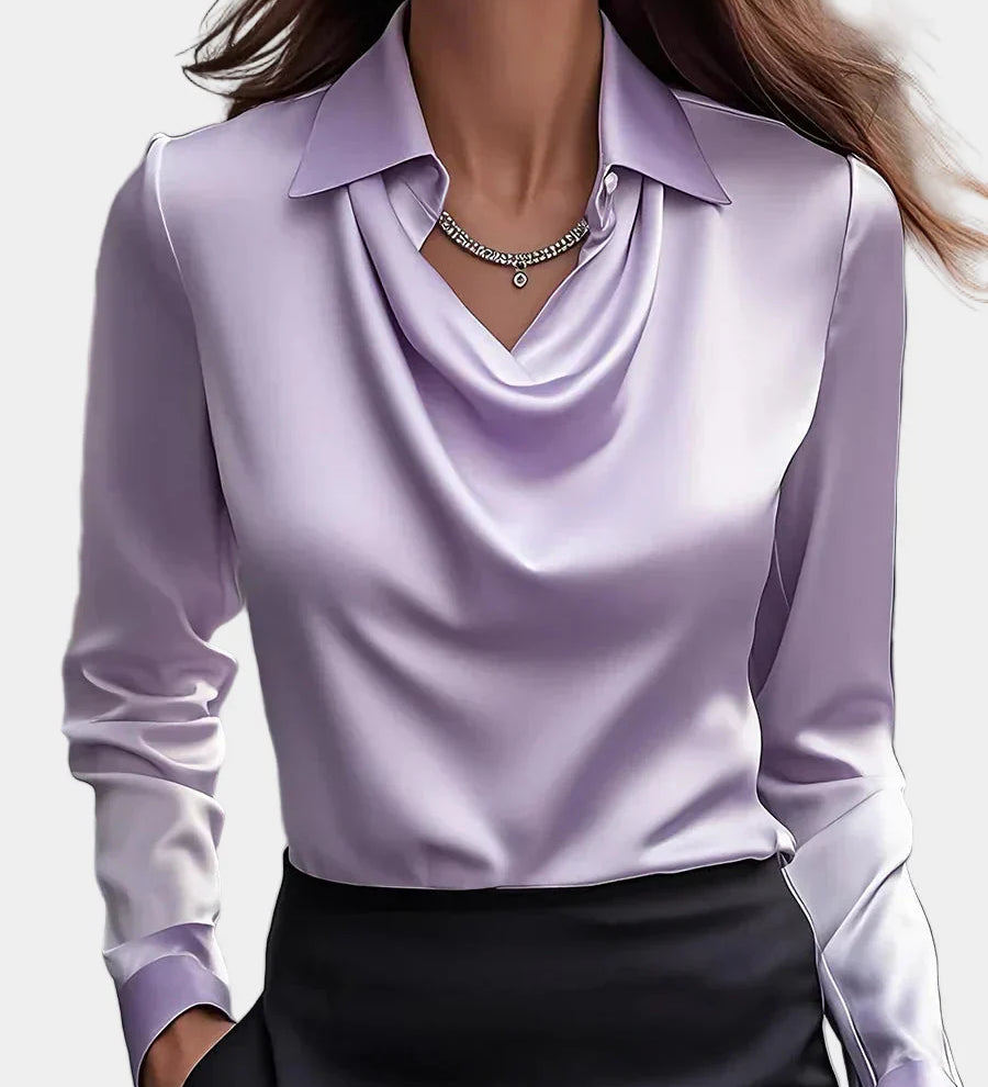 Elegantna bela satenasta bluza z drapiranim dekoltejem