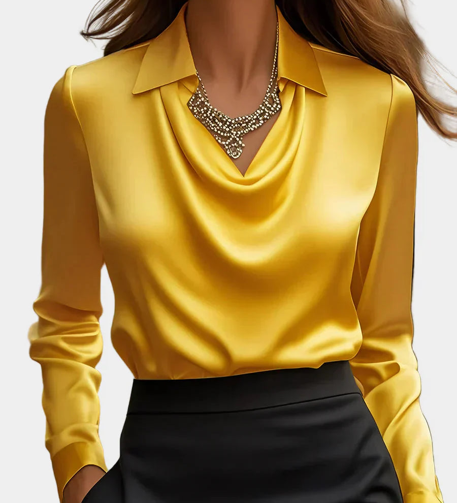 Elegantna bela satenasta bluza z drapiranim dekoltejem