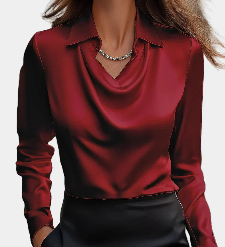 Elegantna bela satenasta bluza z drapiranim dekoltejem