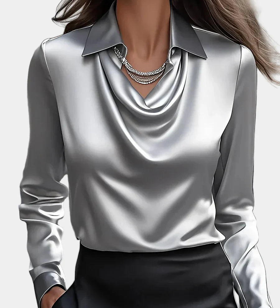 Elegantna bela satenasta bluza z drapiranim dekoltejem