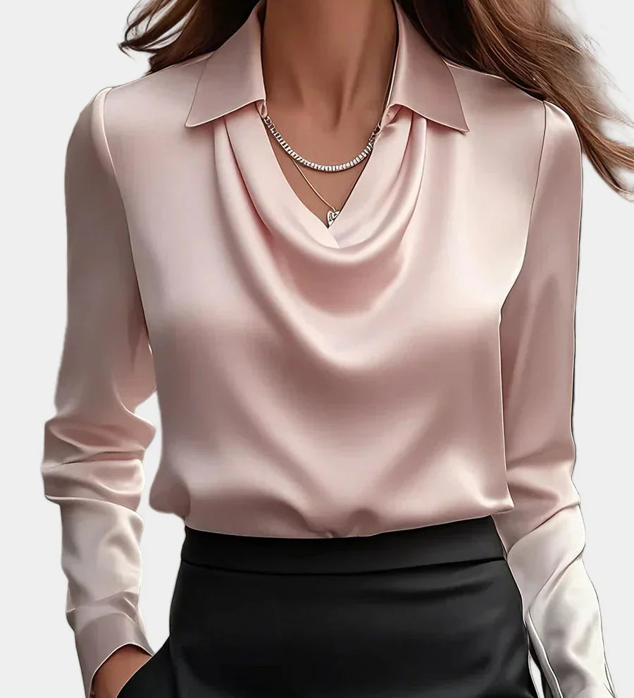 Elegantna bela satenasta bluza z drapiranim dekoltejem