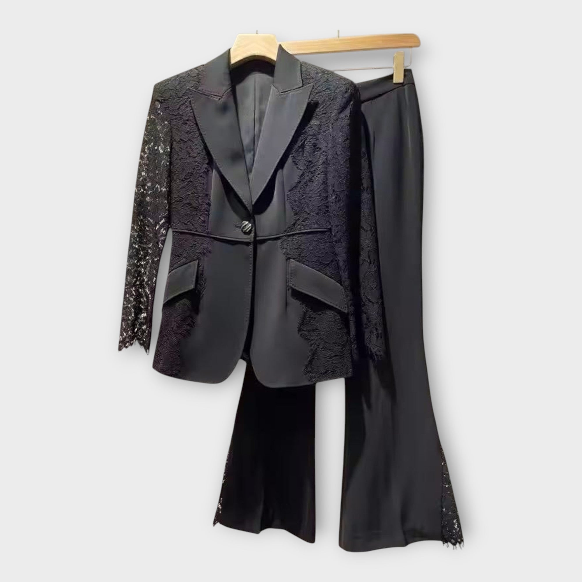 Eleganten komplet suknjiča in hlač z čipkastimi detajli