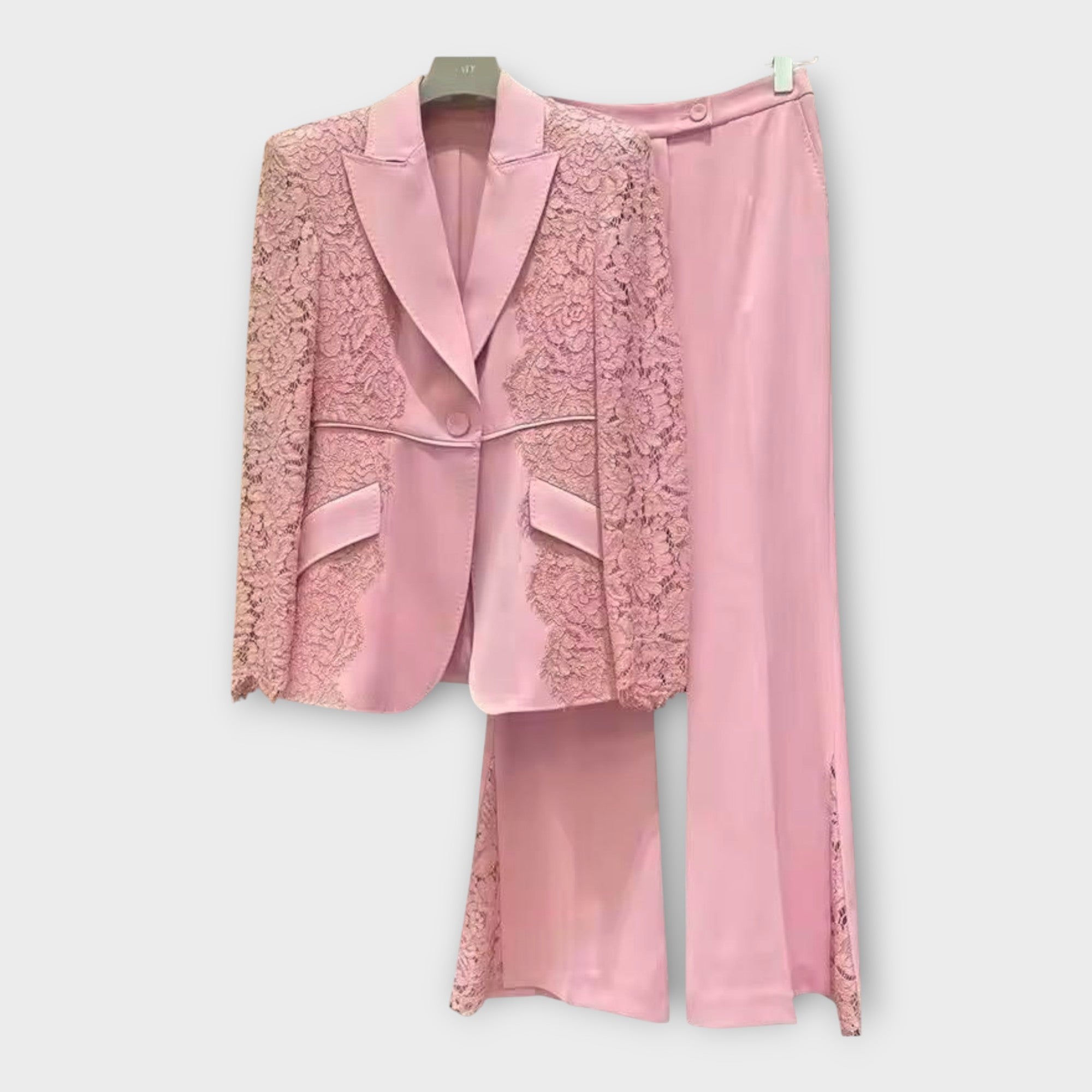 Eleganten komplet suknjiča in hlač z čipkastimi detajli