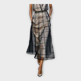 Elegantna obleka z modernimi podrobnostmi in rafiniranim oblikovanjem