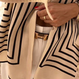 Srajca s črtastim vzorcem izpopolnjenega sloga