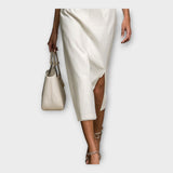 Obleka z izpopolnjenimi vezenimi podrobnostmi