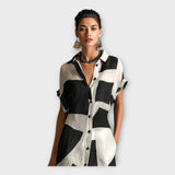 Elegantna dolga obleka z modernim dizajnom in brezčasno eleganco