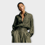 Srajca in hlače z brezskrbno eleganco