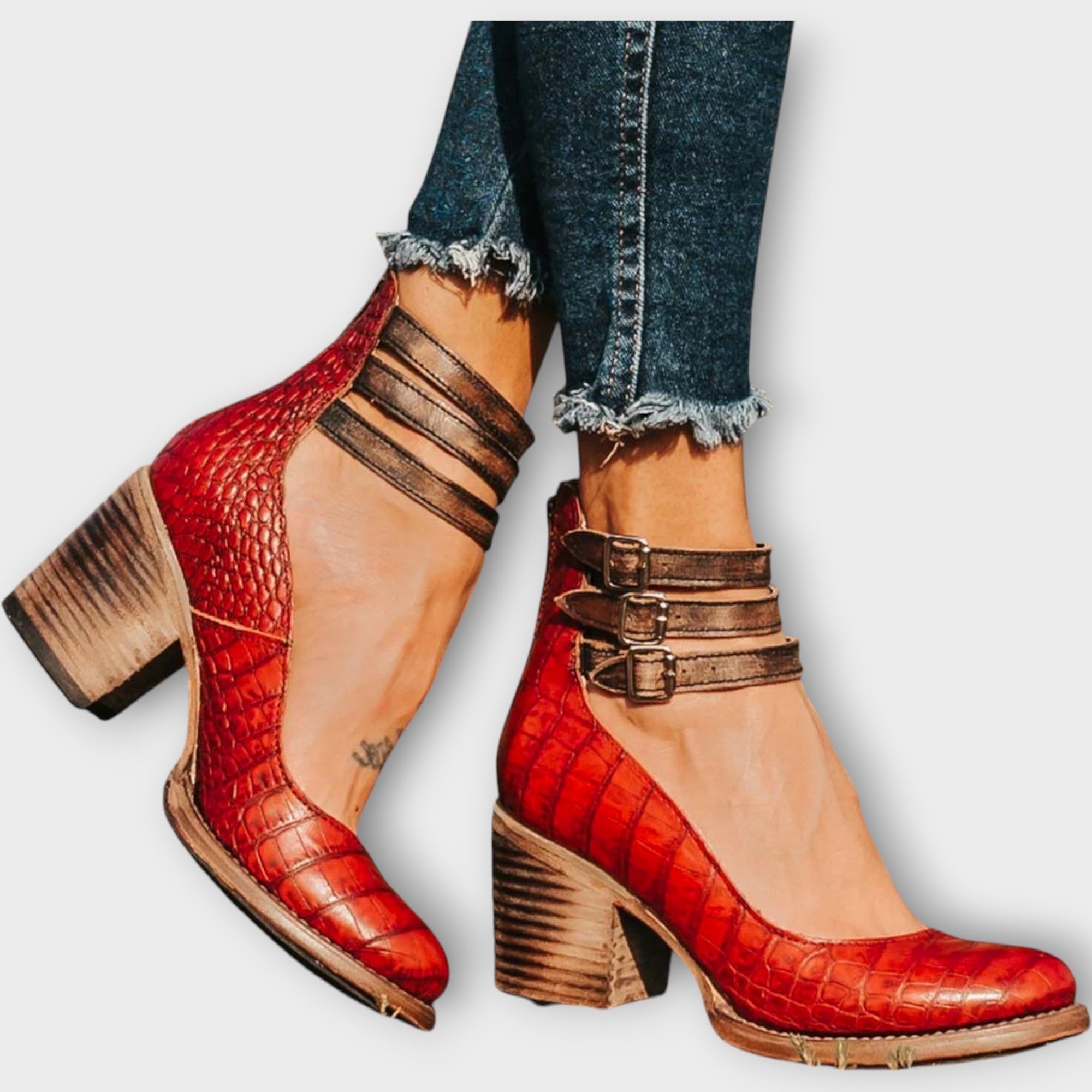 Čevlji z več trakovi in široko peto