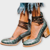 Čevlji z več trakovi in široko peto