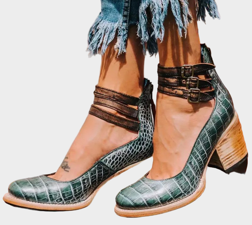 Čevlji z več trakovi in širokim peto