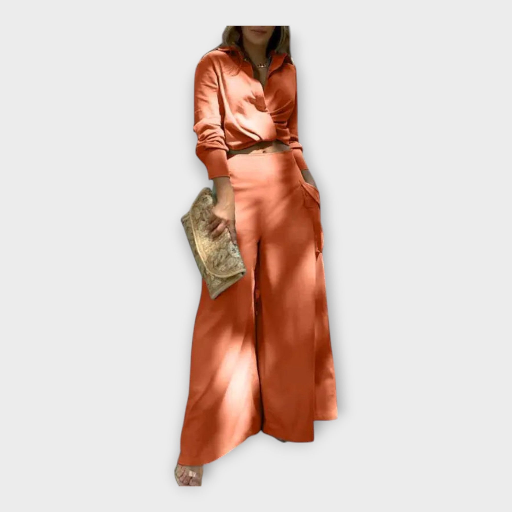 Komplet s časovno eleganco in minimalistično estetiko