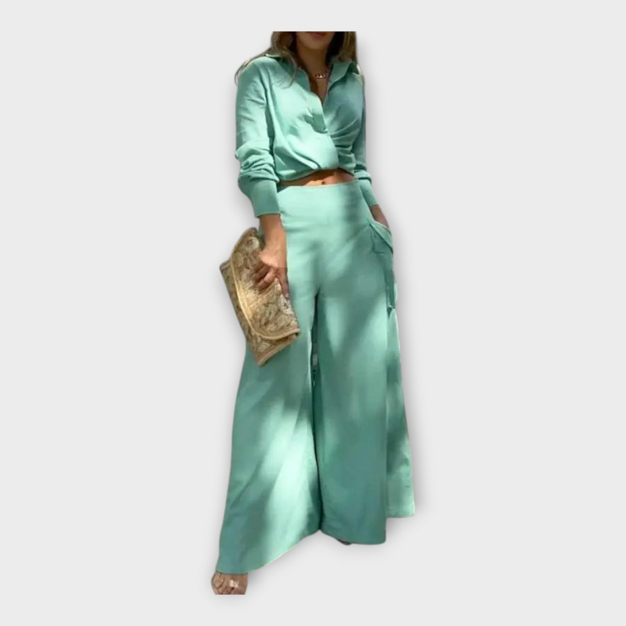 Komplet s časovno eleganco in minimalistično estetiko